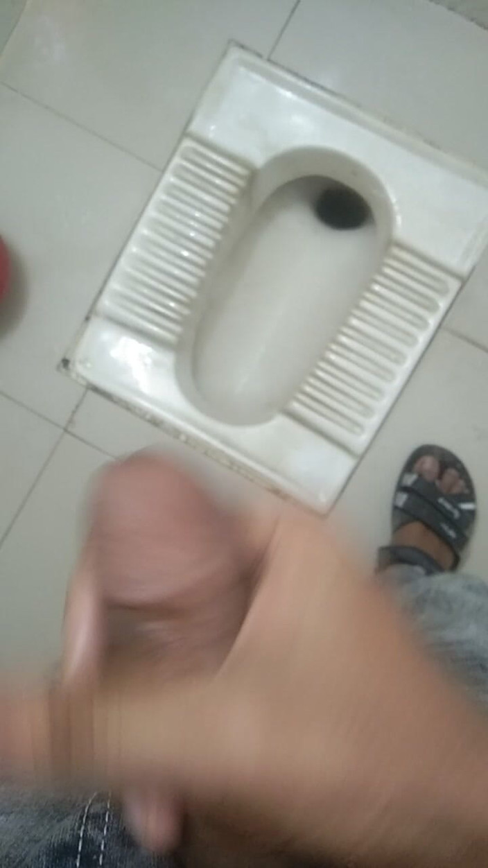 Viral_tiktokar: I Went to the Office Bathroom and Beat Myself up