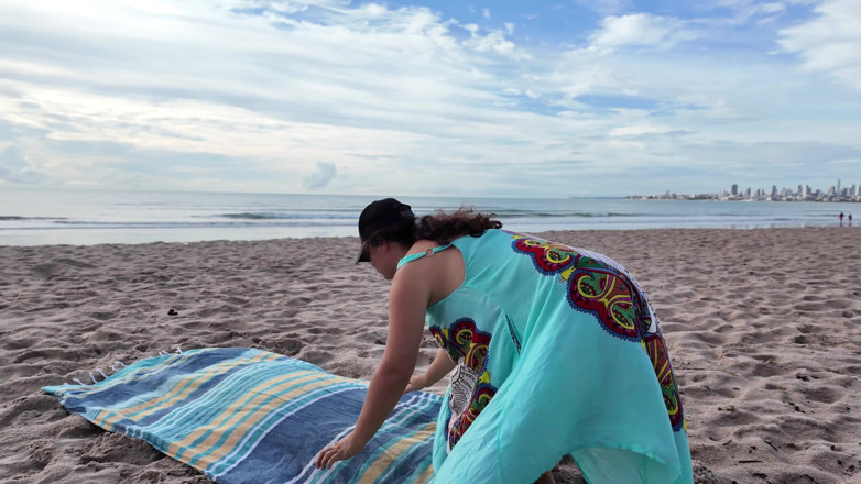 ExpressiaGirl: ฉันขอให้น้องชายเลี้ยงนวดหลังให้ที่ชายหาด แต่เขากลับกลายเป็นเด็กเงี่ยนตัวร้าย...