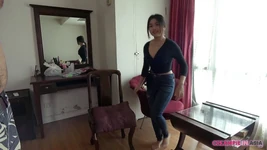 थाई लड़की चूत में वीर्य के साथ तीन लोगों की चुदाई