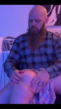 昔ながらのしつけパパが私に裸の尻を叩く