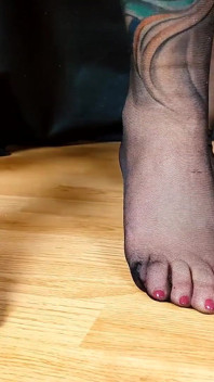 Šlapám tě bosa a v ponožkách, submisivní otrok