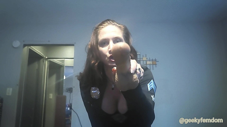 Geeky Femdom: Elle se fait prendre en train de voler du porno