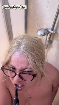 Mamă sexy braziliană mare și frumoasă la duș cu săpun