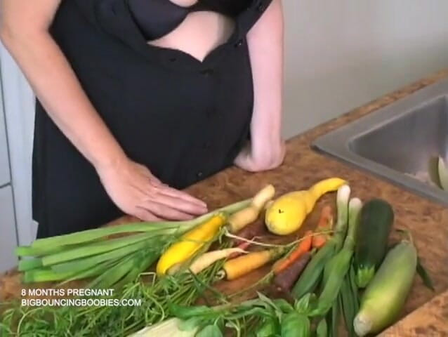 Big Bouncing Boobies: 8 měsíců těhotná v kuchyni