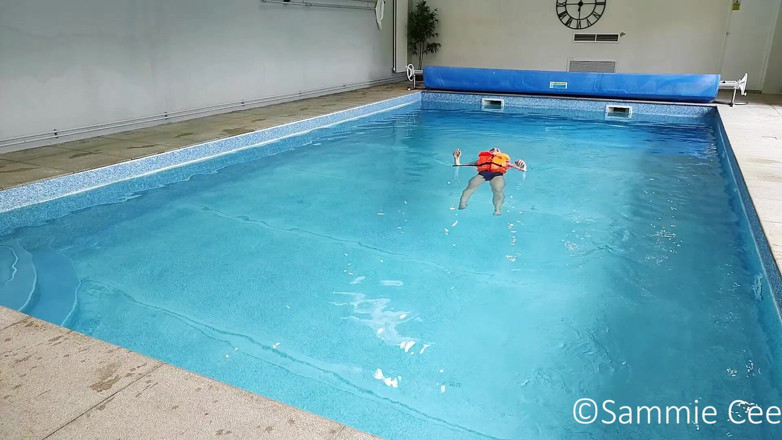 Sammie Cee: Flytväst baddräkt pool avkoppling