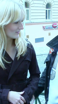 Blond nastolatka rozmawia z nieznajomymi na ulicy i pozwala się pieprzyć