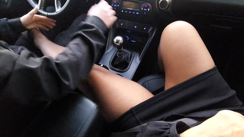 Step Mommy: 義理の息子が運転中に義父のセクシーなナイロン足をマッサージする