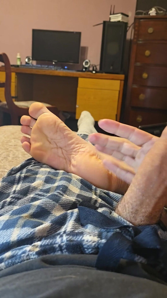 Miss Dimples: Cumming on My Wrinkly Sole