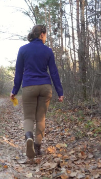 Matură sexy cu cur alb în blugi strâmți care se plimbă cu fetișul chiloților vizibili
