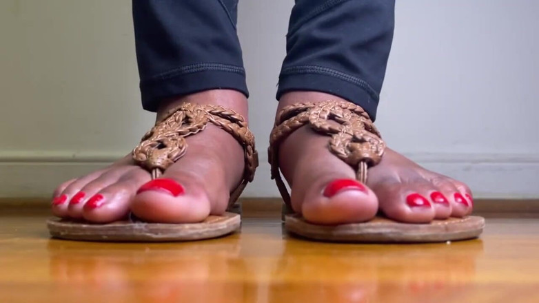 Pink Foxx: Piedi D'ebano in Sandali Marroni Provocanti