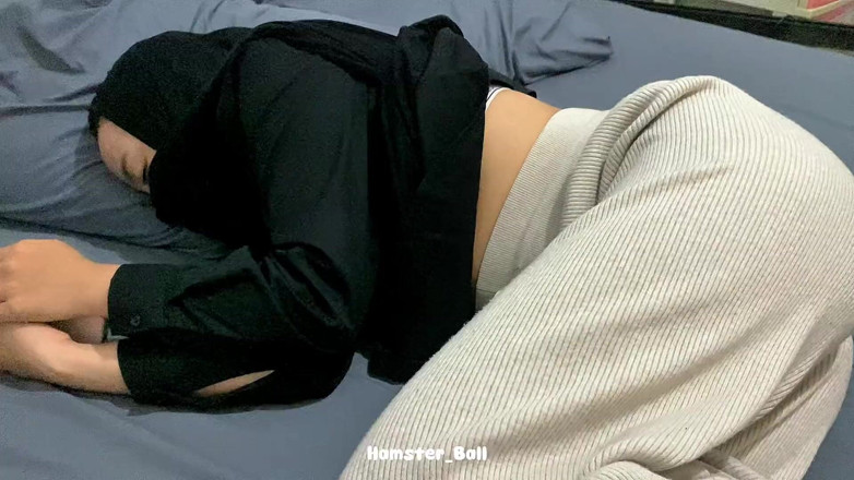 Hamster_Ball: 18+ Müslüman üvey kız kardeşimi odasında rahatsız ediyor