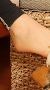 Kaki nilon dalam sandal kayu klasik