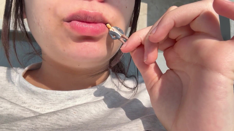 AmayaMori: Menina gigante encontra um pequeno homem em seu saco de...