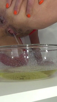 în urine roșii într-un bazin