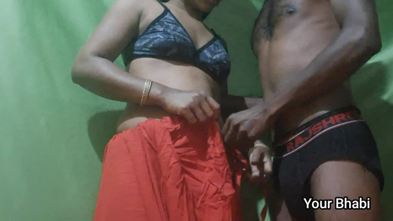 Bhabi: Hermanastra super caliente pasa una noche con su hermanastro - parte 1
