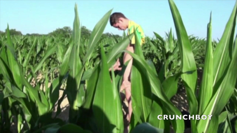 Crunch Boy: Sürtük köşe tarlasında Fransız ibne tarafından sikiliyor