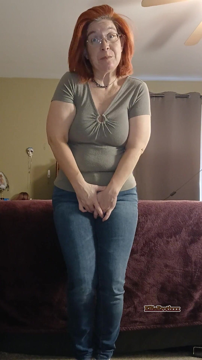Elianna: अपने चेहरे पर स्प्रे करते हुए चूत फैलाएं