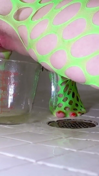 Neon-schlampe gulps doppelte pisse dusche