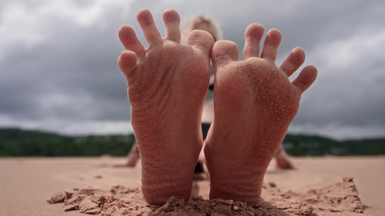 Karneli Bandi: Adora i miei piedi in una spiaggia pubblica e prendi...
