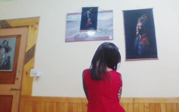 Bolly Karma: Soția curvă și prietena ei într-un sex incitant