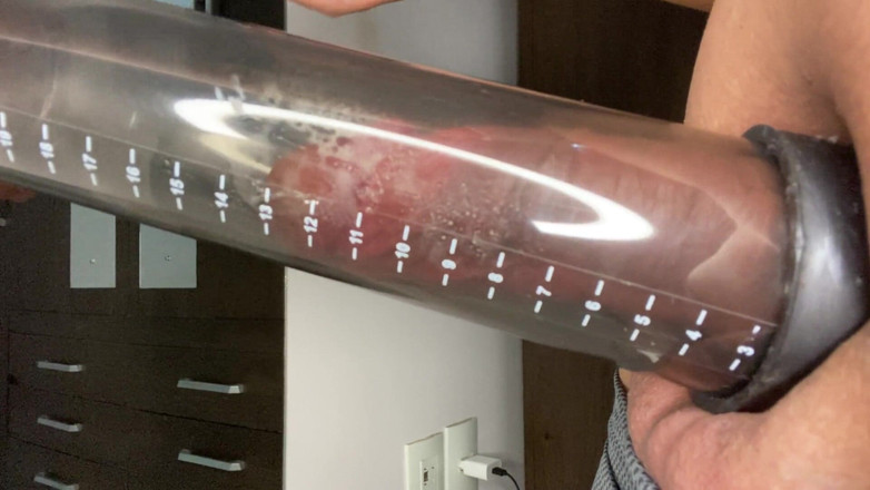 Greedy truck: 19 centimetri de pulă supt de pompa penisului lăsând pula...