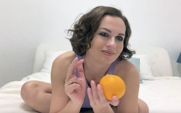 Oksana Katysheva: Heiße MILF spielt orange mit ihren sinnlichen langen beinen!