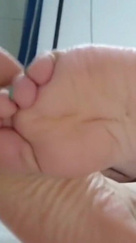 Ti strofinarò il pene con le mie gambe e tu eiaculare