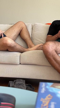 Heterosexual Buddie ayuda a masturbarse