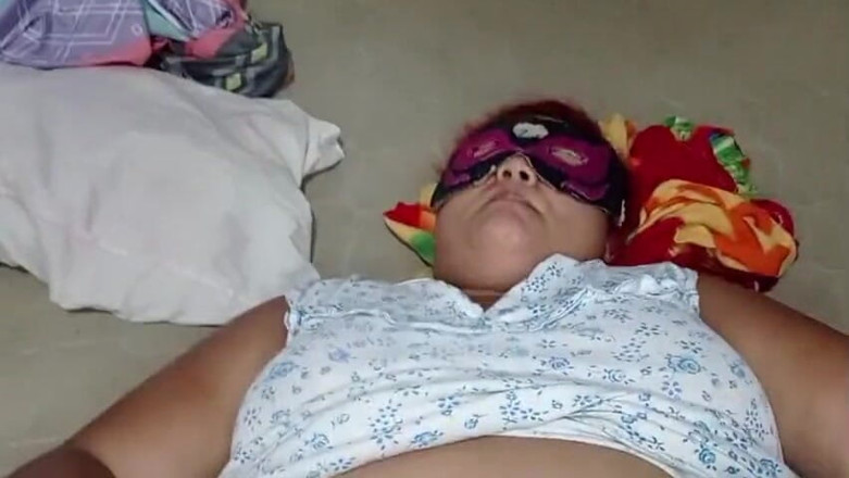 Gordita Culo Rico: Üvey annem yarağımı emiyor ve dölümü vajinasına bırakmamı istiyor.