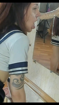 Chị kế cưỡi một chiếc xe lớn