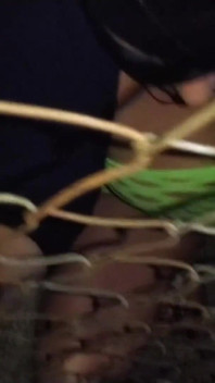 Nyepong kontol pria kulit hitam di luar ruangan sambil nyepong kontol