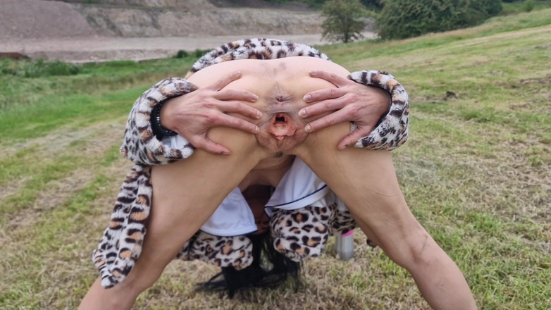 Nicky Brill: 公共裸体张开我的阴户特写和撒尿