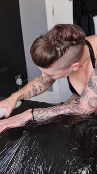 Taquinage avec vibromasseur pour une esclave momifiée