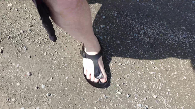 Footfetish: Venku V Černém Kaftanu a Bosý V Černých Birkenstockách
