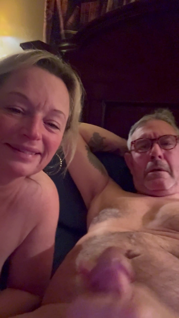 Bonewizzard69: Reife ehefrau spielt mit essen und schwanz