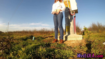 Wet Lola: Mojando sus jeans muy bien