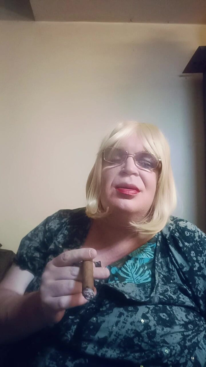 Stephanie-Nicole-TV: Settembre 2026 Vlog - Masticare il grasso mentre fuma un sigaro