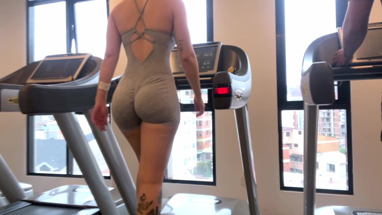 Secret Latina: जिम में: ट्रेडमिल पर चल रही बड़ी गांड वाली फिटनेस गर्ल