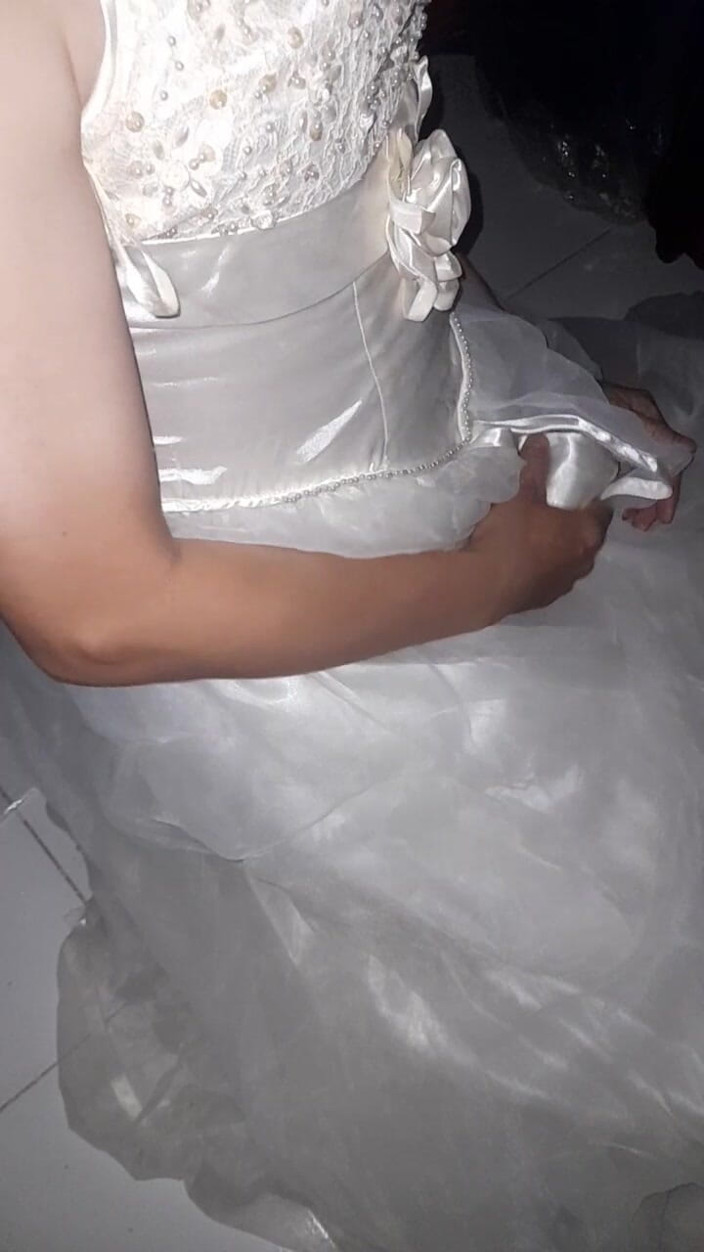 Naomisinka: Leche fluye en vestido de novia de satén