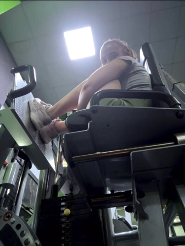 JuiceLussie: Futai extrem cu antrenorul în sala de sport