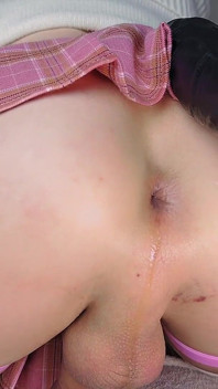 可爱的女郎屁股正在体验一根很大的假阳具