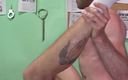 SEXUAL SIN GAY: El guardia de la prisión de 3_the escena de hombres tatuados...