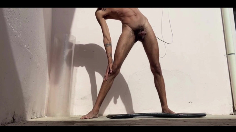 arabeputo: Peregangan pagi-pagi sambil menganga lebar.