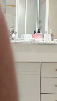 팬이 주문할 수 있도록 포즈를 취하기