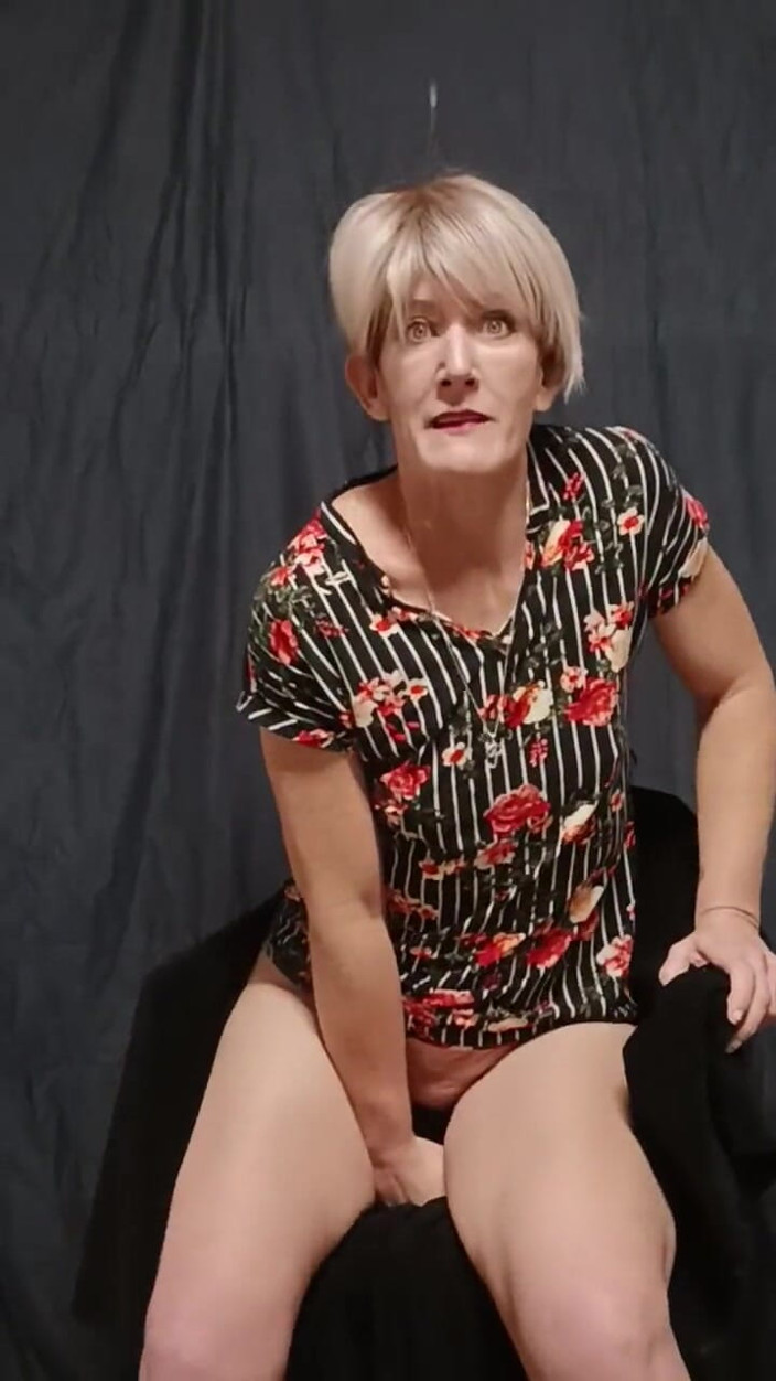 Longtoes45: सौतेली मम्मी हस्तमैथुन करते हुए पकड़ी गई