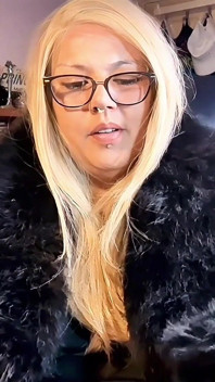 Sesi merokok psikotik sambil merokok di luar ruangan sambil mengedit video vlog bbw milf merokok