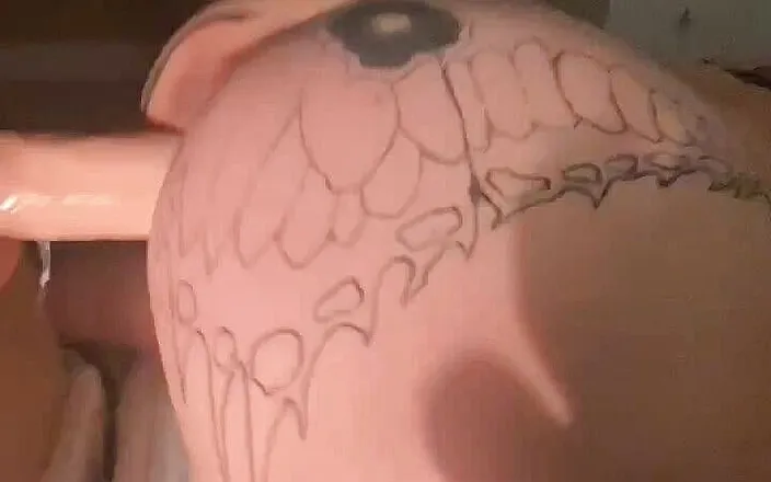 MzKiTTy91: La moglie pawg scopa un cazzo mostruoso da 12 pollici