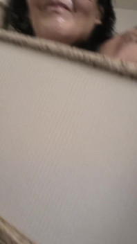 她以为邻居很热辣，所以他给了她一脸精液