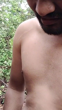 Zwei Fahrradmechaniker kommen auf der Straße und kommen in den Wald und ficken schönen jungen.