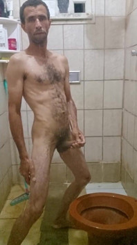 Eu fac un duș cu un hard-on și mă masturbez până când ejaculez